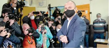  ?? Agence France-presse ?? ↑
Bulgaria’s incumbent President Rumen Radev casts his ballot at a polling station in Sofia on Sunday.