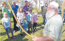  ?? FOTOS: LEHMANN ?? Er hat den Bogen raus: Ein alamannisc­her Schütze zeigt, wie man spannt und anlegt.