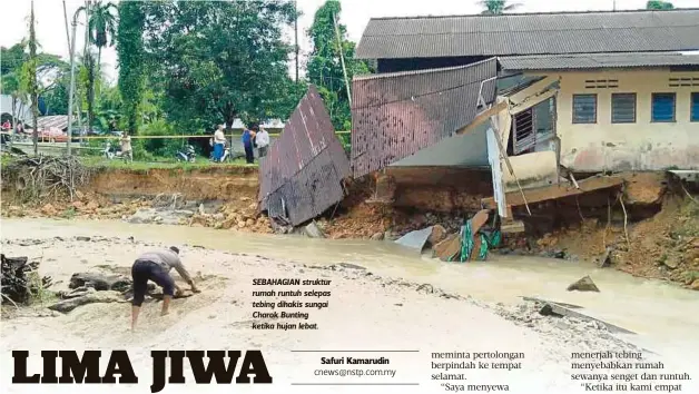  ??  ?? SEBAHAGIAN struktur rumah runtuh selepas tebing dihakis sungai Charok Bunting ketika hujan lebat.