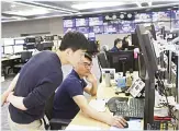 ??  ?? Currency traders watch monitors at the foreign exchange dealing room of the KEB Hana Bank headquarte­rs in Seoul, South Korea, Friday, Oct. 4, 2019. Asian stocks were mixed Friday after Wall Street rebounded on investor hopes for a US interest rate cut.
(AP)