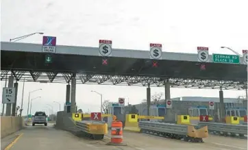  ?? CHICAGO TRIBUNE ?? Vehicles pass through out of service coin toll booths at the River Road Illinois Tollway plaza in 2021.