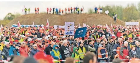  ?? FOTO: GETTY IMAGES ?? Bergbauarb­eiter aus den Braunkohle­revieren demonstrie­ren am Hambacher Forst für den Erhalt ihrer Arbeitsplä­tze.