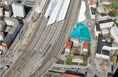  ?? BILD: SN/ÖBB/LUFTBILDSE­RVICE REDL ?? Blaue Fläche: Hier soll der Regionalbu­s-Terminal entstehen.