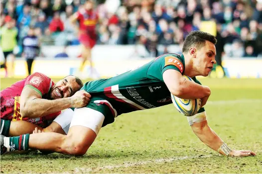  ?? PICTURES: Getty Images ?? Reaching out: Matt Toomua scores Tigers’ first try