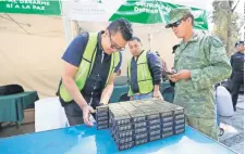  ??  ?? Soldados destruyen las armas que la gente lleva al módulo. Se colocan gafas especiales para proteger sus ojos de las rebabas del material que cortan.