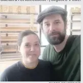  ?? PHOTO COURTOISIE ?? Benoît Fleurant et Julie Robertson, de la Boulangeri­e Fleur de Farine, posent devant leurs tablettes vides.