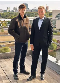  ?? FOTO: ZDF ?? Mads Schwartz (Golo Euler) und Andi Schwartz (Devid Striesow) sind Brüder und ziemlich unterschie­dlich – ermitteln aber gemeinsam.