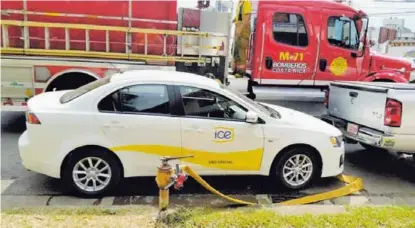  ?? TOMADA DEL FACEBOOK DE BOMBEROS ?? El viernes, a la 1:36 p. m., este carro les estorbó a los bomberos de Alajuela.