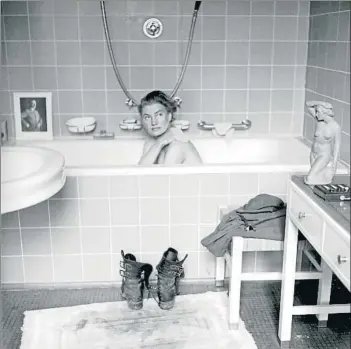  ?? DAVID E. SCHERMAN / GETTY ?? Baño con Adolf Lee Miller, en la bañera de Hitler en Munich en 1945, en una escena que sale en la novela escrita por Whitney Scharer, arriba, tras su entrevista con este diario en París