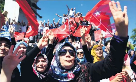  ?? AP ?? Activistas proguberna­mentales corearon consignas y ondearon la bandera turca en una protesta contra el intento de golpe de Estado del viernes, que pretendía sacar del poder al presidente, Recep Tayyip Erdogan. La manifestac­ión se realizó ayer en...