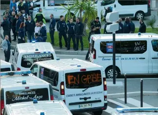  ?? (Photo Franck Fernades) ?? Les ambulancie­rs, en colère, devant la préfecture des Alpes-Maritimes.