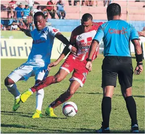  ??  ?? Deiby Flores se interpone en el camino de Devron García. Observa Castro.