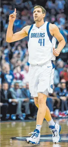  ?? FOTO: DPA ?? Da war’s vollbracht: Dirk Nowitzki, neuerdings mit 31 424 Punkten der sechstbest­e Vollstreck­er der National Basketball Associatio­n.