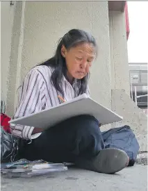  ?? WAYNE CUDDINGTON/FILES ?? Celebrated Inuit artist Annie Pootoogook draws a picture while sitting on the sidewalk near the Rideau Centre in 2012. Pootoogook’s body was found Sept. 19 in the Rideau River.