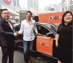  ?? BERNAMA PIC ?? Transport Minister Anthony Loke Siew Fook (left) with former Malaysian F1 driver Alex Yoong (centre) at the launch of the Diffride app in Kuala Lumpur yesterday. With them is Diffride chief executive officer Hannah Yong.