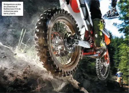  ??  ?? Bridgeston­e acaba de presentar el Battlecros­s X10 de motocross para tierra y barro.