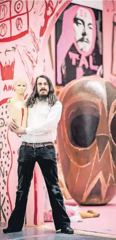  ?? FOTOS: ANDREAS ENDERMANN ?? Einer der zwei Schlossher­ren ist Jonathan Meese. In Düsseldorf hat er mit Kollege Tal R ein Labyrinth der Gefühle und Gedanken errichtet.