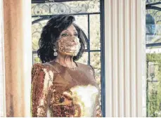  ?? FOTO: UNIVERSAL MUSIC GROUP/PA MEDIA/DPA ?? Für die Zeitschrif­t „Vogue“ließ sich die 83-jährige Shirley Bassey im goldenen Kleid und mit passender Maske ablichten.