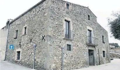  ?? Ge a d Vilà / ACN ?? El alojamient­o El Mercadal, propiedad del obispado de Girona, objeto de la polémica