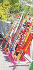  ??  ?? Übergroße bunte Bleistifte verschöner­n künftig den Schulhof der Binger Grundschul­e.