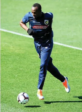  ?? Photo: DAN HIMBRECHTS ?? BOLT IN BLUE: Usain Bolt struts his stuff during his first training session with A-League outfit Central Coast Mariners.