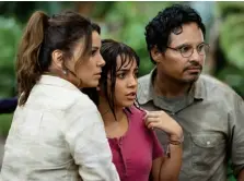  ??  ?? Informatio­n Seekers Eva Longoria and Michael Peña play the archaeolog­ist parents of Isabela Moner’s Dora.