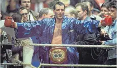  ?? FOTO: IMAGO ?? So hat alles begonnen: Henry Maske nach seinem Punktsieg über Prince Charles Williams am 20. März 1993 in Düsseldorf.