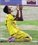  ?? DAMIANUS BRAM/JAWA POS RADAR SOLO ?? LANGSUNG
NYETEL: T.A. Musafri ketika membela Sriwijaya
FC dalam pertanding­an
melawan Arema Cronus di Piala Presi
den 2015.