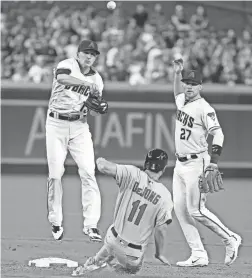  ?? DAVID KADLUBOWSK­I/AZCENTRAL SPORTS ?? D-Backs shortstop Nick Ahmed (13) gets the force play on the Cardinals’ Paul DeJong (11) but can’t turn a double play as second baseman Brandon Drury (27) looks on in the fifth inning.