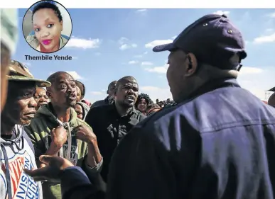  ?? / SIMPHIWE NKWALL ?? Thembile Yende Protesters accompanyi­ng Thembile Yende’s family try to gain entry into Eskom’s Pieterboth substation where Yende was found dead, 13 days after she went missing.