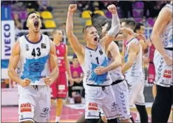  ??  ?? Los jugadores del Gipuzkoa, justo después de ganar la Copa Princesa.