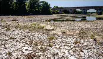  ?? ?? Parched: The River Tweed looked more like a cracked and dried-up desert floor