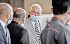  ?? - Bernama photo ?? Najib (second, right) arriving at the High Court lobby for his trial in relation to the 1MDB funds yesterday.