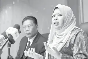  ?? — Gambar Bernama ?? DIROMBAK: Rina semasa sidang media berkenaan Penstruktu­ran Semula Jawatankua­sa Kemajuan dan Keselamata­n Kampung (JKKK) di Kementeria­n Pembanguna­n Luar Bandar, Putrajaya semalam.