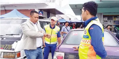  ??  ?? ANGGOTA JPAM berjumpa dengan salah seorang penduduk di Pekan Kundasang.