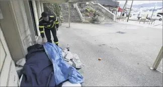  ??  ?? A quelques mètres du quai Saint Pierre, une femme enfouie sous des bâches, dans le froid.