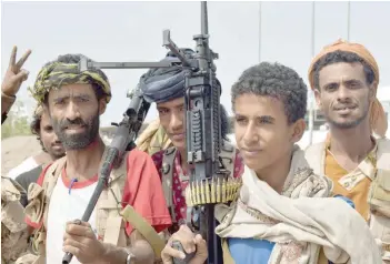  ?? — AFP ?? Yemeni pro-government forces advance towards the port area from the eastern outskirts of Hodeida on Wednesday.