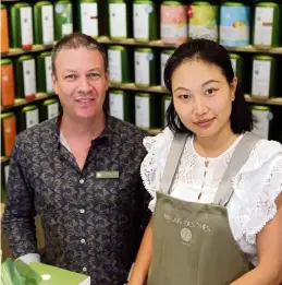  ?? (Photo Hélène Dos Santos) ?? Julien, le gérant du Palais des thés de Toulon, et sa femme Guangping.