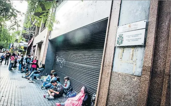  ?? LLIBERT TEIXIDÓ ?? Amb la manta, amb la cadireta, amb la motxilla... No són pocs els ciutadans que es preparen bé per afrontar la llarga espera