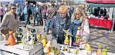  ?? NGZ-FOTO: ANJA TINTER ?? Sibilla Grzesik (links) und Renate Manleitner erfreuten sich an Sonnensche­in und bunten Angeboten beim Büttgener Ostermarkt.