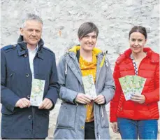  ?? FOTO: SIMON NILL ?? Freuen sich auf die Stationen: OB Hans-Jörg Henle, Cornelia Stotz und Carmen Scheich (Familienbü­ndnis).