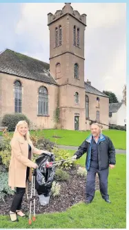  ??  ?? Community Crieff Community Garden’s Catriona Smith and Peter Littwin of Friends of Old St Michael’s