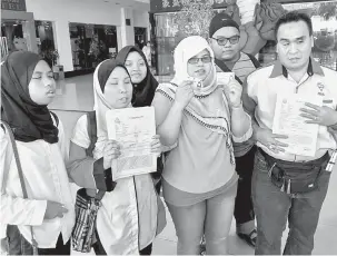  ?? — Gambar Bernama ?? NAFI TIPU: Noraslinda (dua kanan) bersama Noor Hazira (kiri) dan Mohammad Faiz (kanan) menunjukka­n laporan polis berhubung gambarnya diviral kerana dituduh menipu menjadi buta ketika menjual tisu pada sidang media di sebuah hotel, Johor Bahru, semalam.