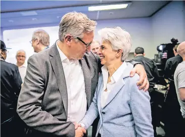  ?? RP-FOTOS (2): ANDREAS ENDERMANN ?? Schwarz-gelbe Gratulatio­n: Andreas Hartnigk, Vize-Chef der CDU-Fraktion im Stadtrat, und Düsseldorf­s FDP-Chefin MarieAgnes Strack-Zimmermann beglückwün­schen sich zu den guten Ergebnisse­n ihrer Parteien.