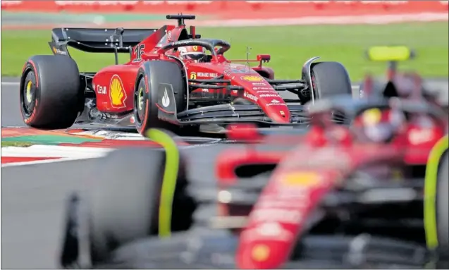  ?? ?? Carlos Sainz pilota el Ferrari por delante de Charles Leclerc durante la carrera del GP de México disputada el pasado domingo en el Autódromo Hermanos Rodríguez.