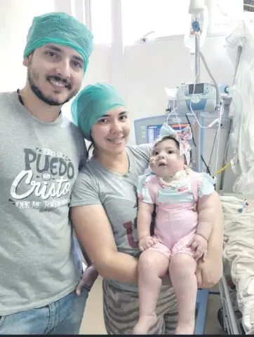  ??  ?? La pequeña Bianca junto con sus padres José María Patiño y Tania Maíz.