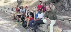  ??  ?? Autour de Patrick, Saarra et Aminata (à droite au premier plan), les jeunes de l’atelier pétanque.