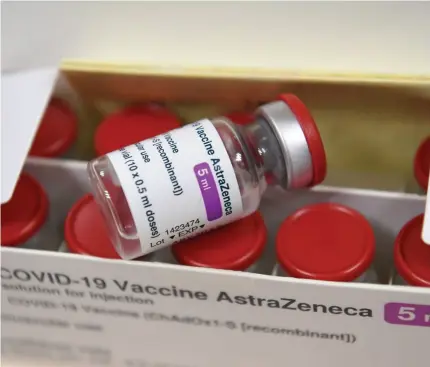  ??  ?? Îndelung așteptat ca efect al accesibili­tății sale, vaccinul AstraZenec­a ajunge mult mai greu și considerab­il mai scump în
țările sărace ale lumii