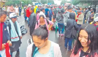  ?? ?? Pobladores protestan y prevén seguir hoy con su medida de fuerza en la ruta PY08.