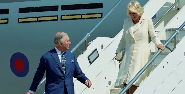  ??  ?? Carlo e Camilla ieri al loro arrivo a Roma dopo la partenza al mattino da Pisa